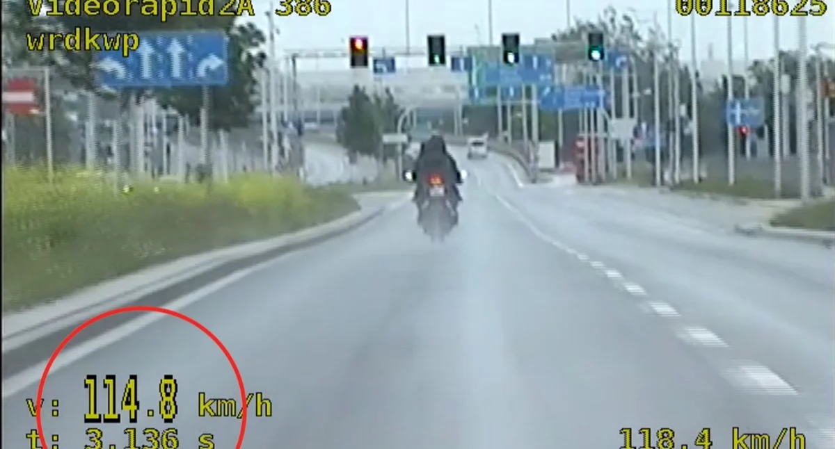 Motocyklista pędził przez miasto ponad 100 km/h. Przekroczył prędkość o 64 km/h i stracił prawo jazdy