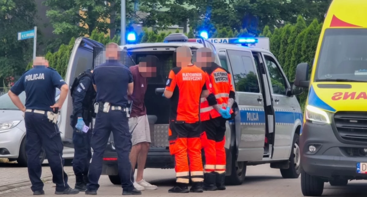 Pościg ulicami Oławy. Kierowca porzucił rozbite Renault i próbował uciekać pieszo