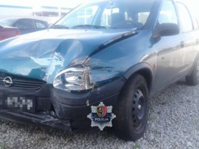Uciekał przed policją staranował ogrodzenie
