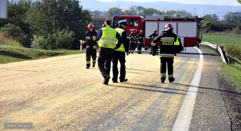 Zablokowana krajowa ósemka w Ząbkowicach Śląskich. Na drogę wysypało się ziarno kukurydzy