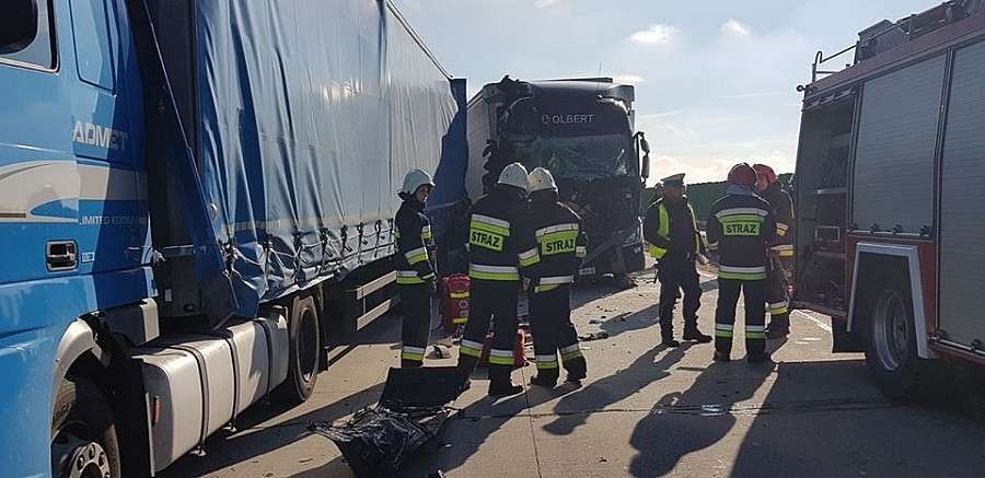 Karambol na A4. Jedna osoba nie żyje, trzy są ranne