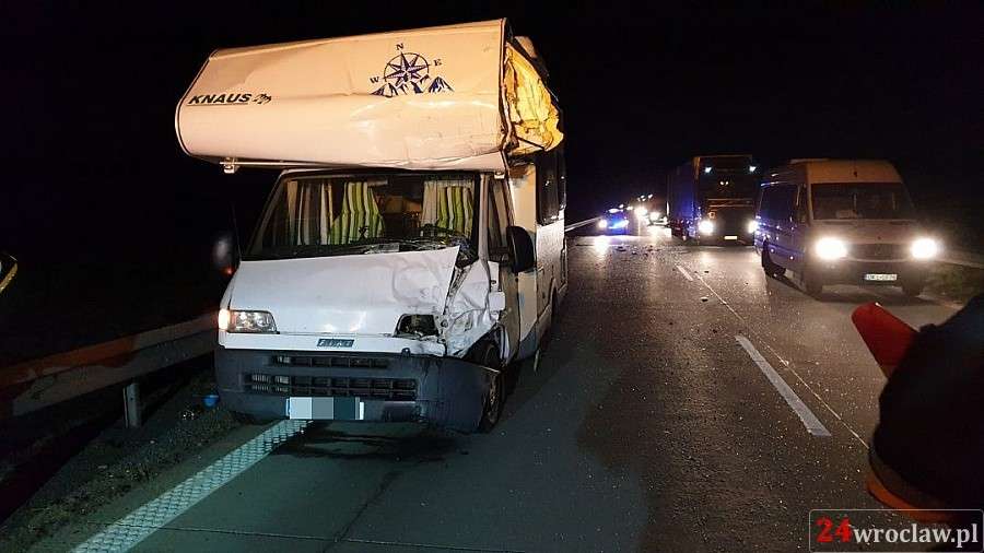 Kamper uderzył w autokar na autostradzie A4