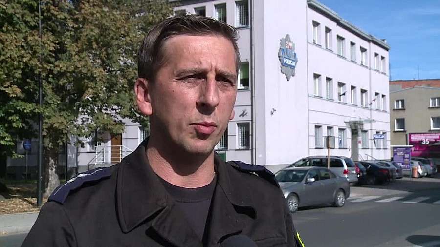 Szpital odesłał do innej placówki rodziców z dzieckiem, które połknęło agrafkę. Pomogli policjanci