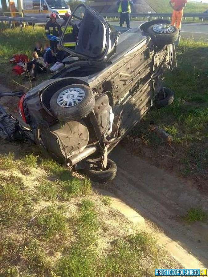 Zasnął za kierownicą.  Auto dachowało. Lądował śmigłowiec LPR