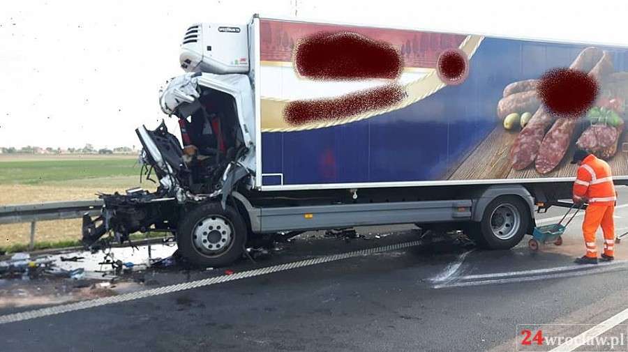 Kierowca ciężarówki niemal zmiażdżony w kabinie. Wypadek na A4  (foto)