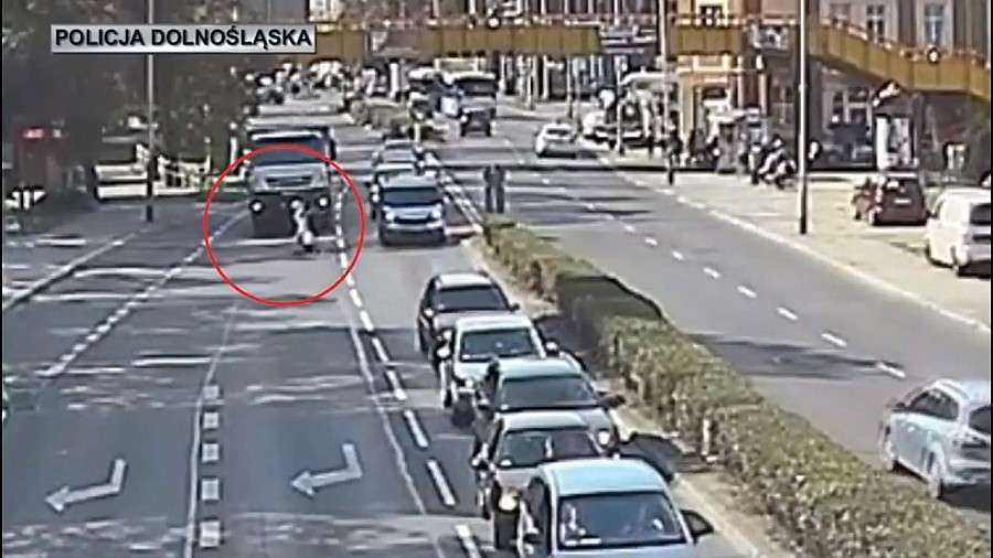 Dzielnicowy na ruchliwej drodze ruszył z pomocą starszej pani