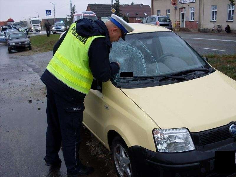 Starszy mężczyzna potrącony na przejściu dla pieszych