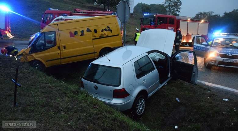 Zderzenie dostawczego busa z osobówką w Bardzie. 