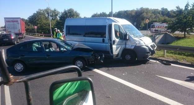 Na DK 94 zderzyły się trzy pojazdy. Dwie osoby trafiły do szpitala 