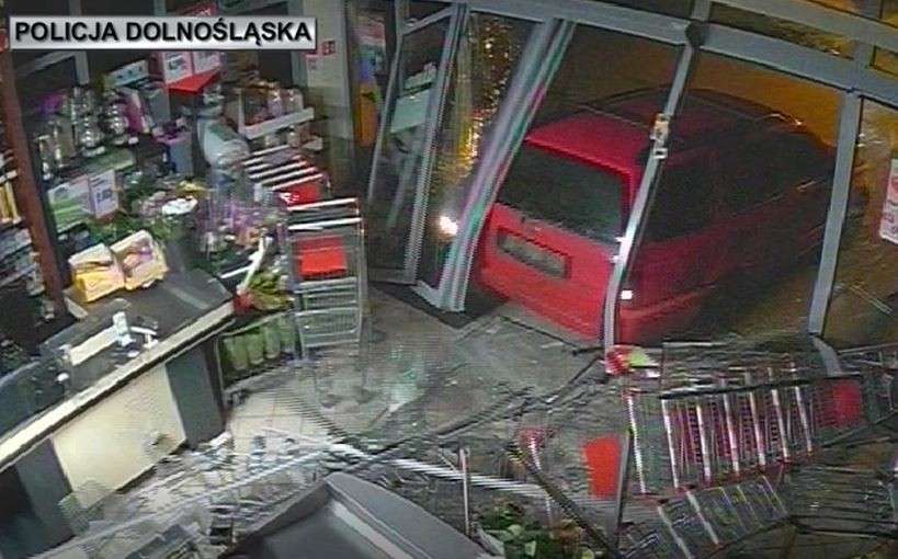   Okradali sklepy  „wjeżdżając” do środka samochodem. Gang włamywaczy w rękach Policji.