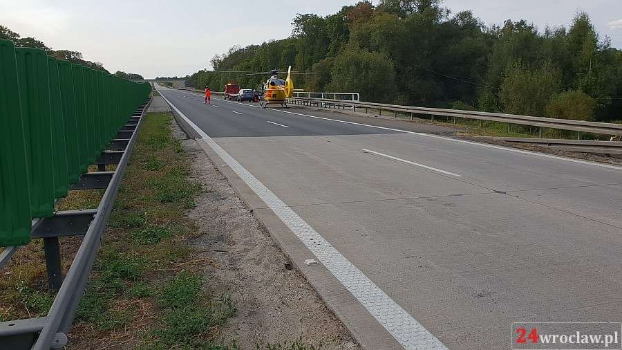 Na autostradzie A4 zasłabł kierowca. Lądował śmigłowiec LPR