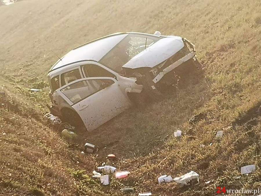  Kierowca zasnął. Auto dachowało. Wypadek na autostradzie A4.