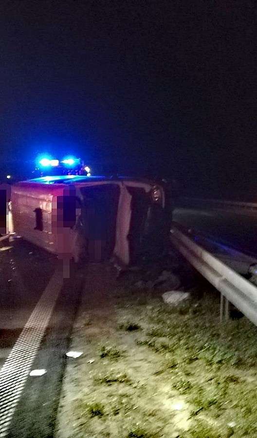 Zderzenie busa z ciężarówką na autostradzie A4