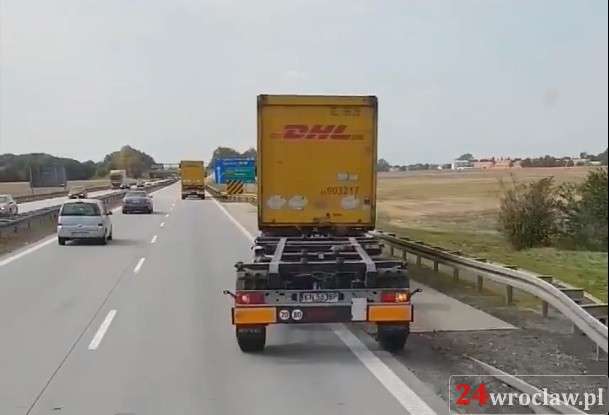 Kobieta podróżowała autostradą A4 na przyczepie ciężarówki