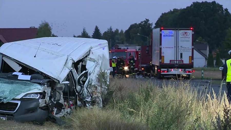 Jedna osoba zginęła w zderzeniu trzech pojazdów pod Ostrowem Wielkopolskim