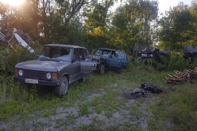 Zniszczyli 7 pojazdów, budynek gospodarczy i spalili skład opon – zatrzymali ich policjanci