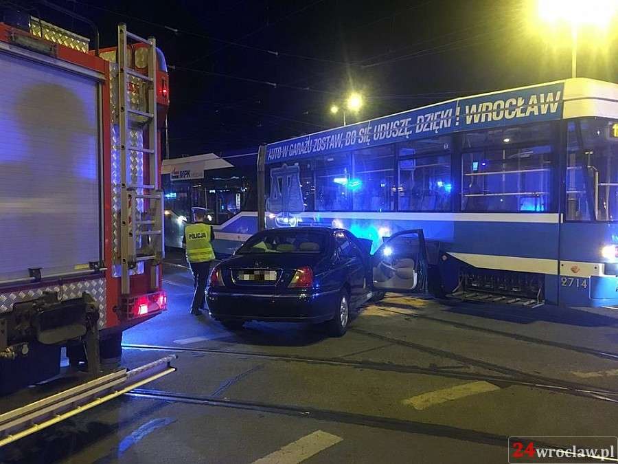 Na Placu Bema auto wjechało w tramwaj