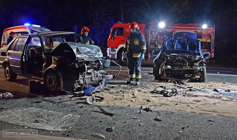 Czołówka na krajowej ósemce w Dębowinie.
