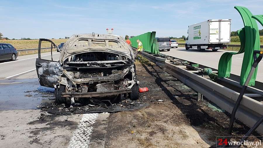 Pożar auta na autostradzie A4 pod Wrocławiem. Ogromne utrudnienia