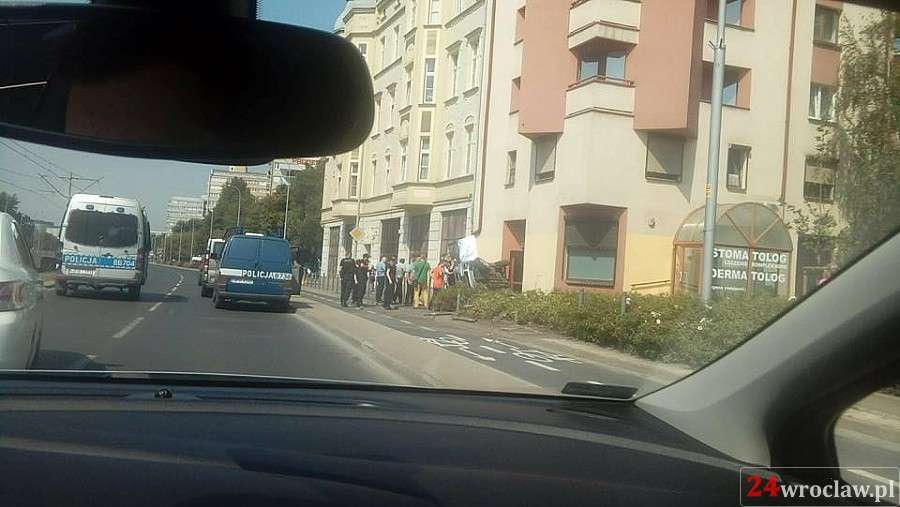 Na ulicy Legnickiej dachowało auto