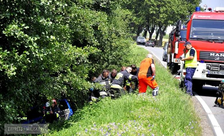 Fiat Panda wypadł z drogi. Kobieta uwięziona w aucie