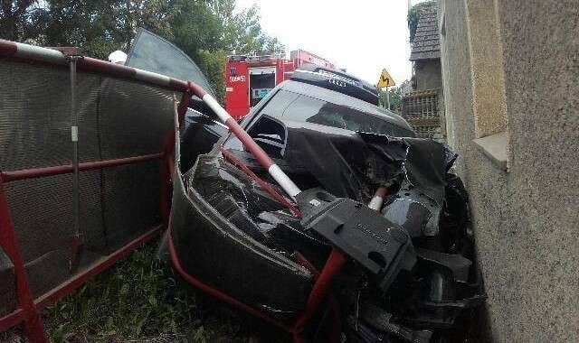 Wypadł z drogi, uszkodził barierę i zatrzymał się na budynku mieszkalnym