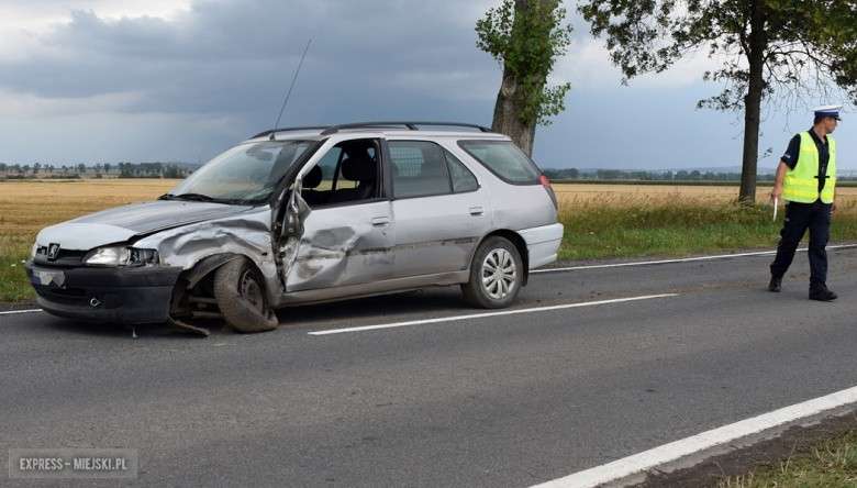 Zderzenie Peugeota i Nissana między Stoszowicami a Ząbkowicami Śląskimi