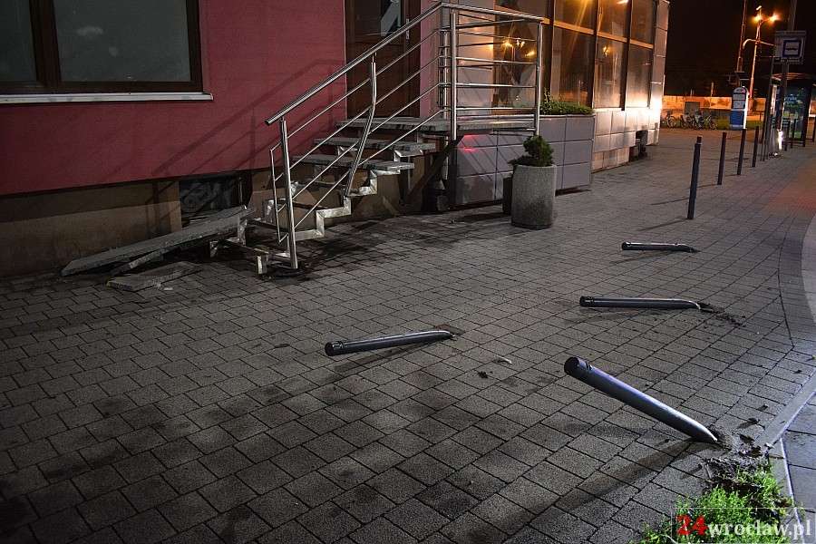 Na Wyszyńskiego rozpędzone audi wpadło na chodnik