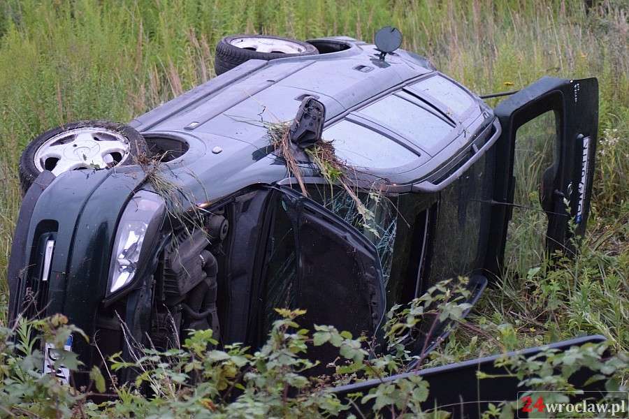 Pijany kierowca wpadł do rowu i uciekł 