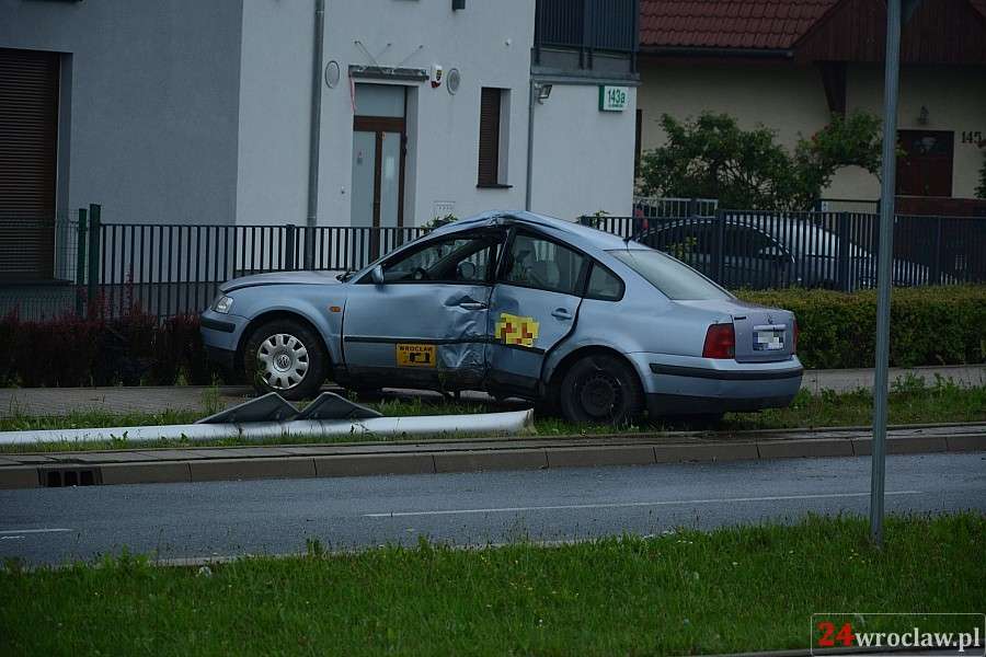 Taksówka uderzyła w słup na Granicznej