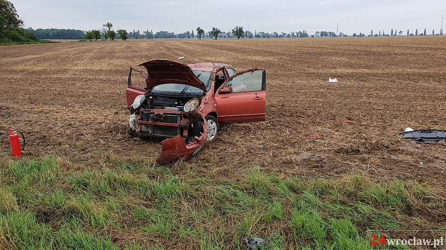 Auto wypadło z drogi w pole i dachowało