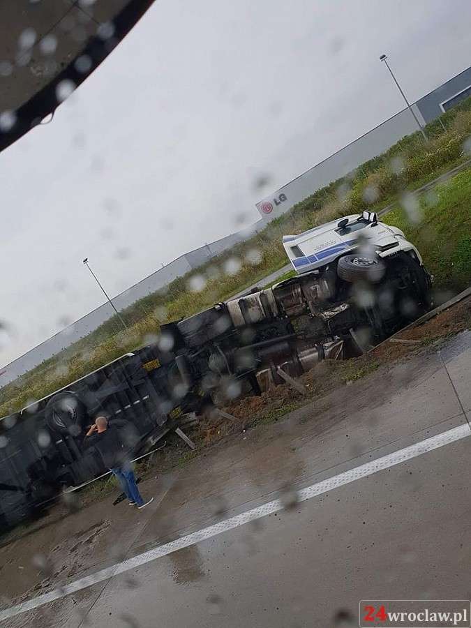 Ciężarówka w rowie na A4