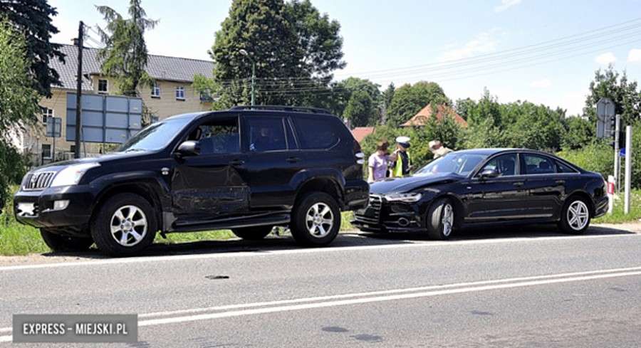 Radiowóz wjechał na skrzyżowanie na czerwonym świetle