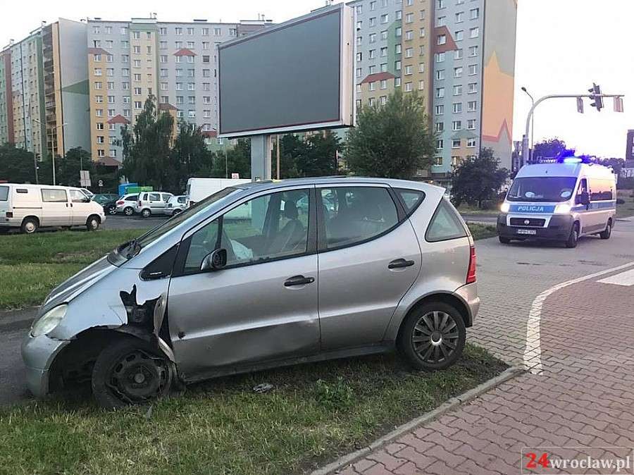Rozbił auto na słupie sygnalizacji świetlnej