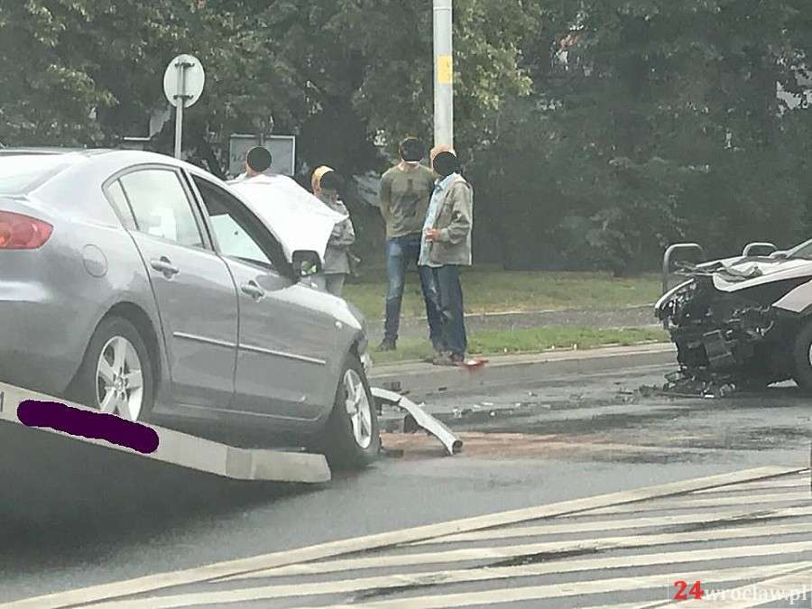 Zderzenie dwóch aut na ulicy Popowickiej