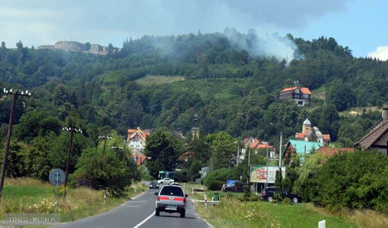 Pożar traw wokół twierdzy Srebrna Góra