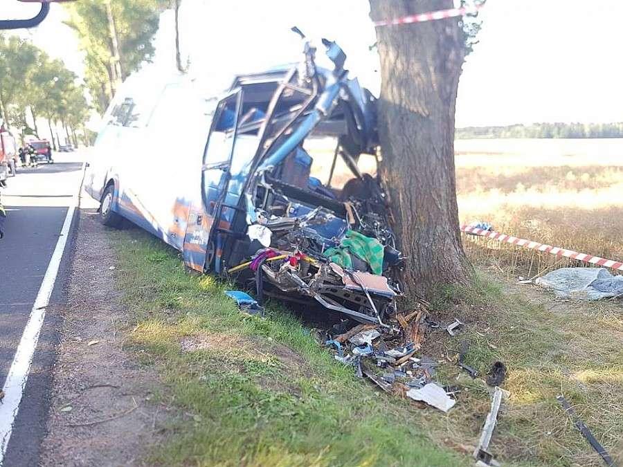 Zderzenie autobusu z ciągnikiem. Jedna osoba zginęła, kilka jest rannych