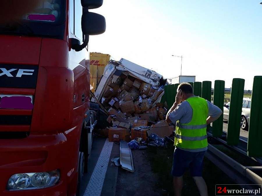 Zderzenie dwóch ciężarówek na A4. Ładunek wypadł na jezdnię