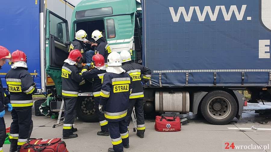 Zderzenie dwóch ciężarówek na A4. Lądował śmigłowiec LPR