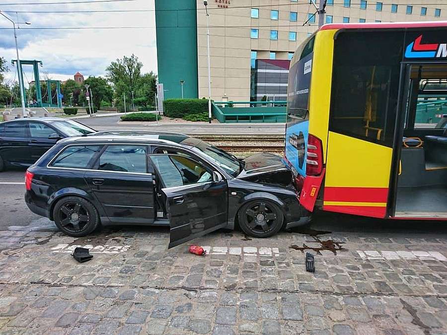 Auto osobowe zatrzymało się na autobusie