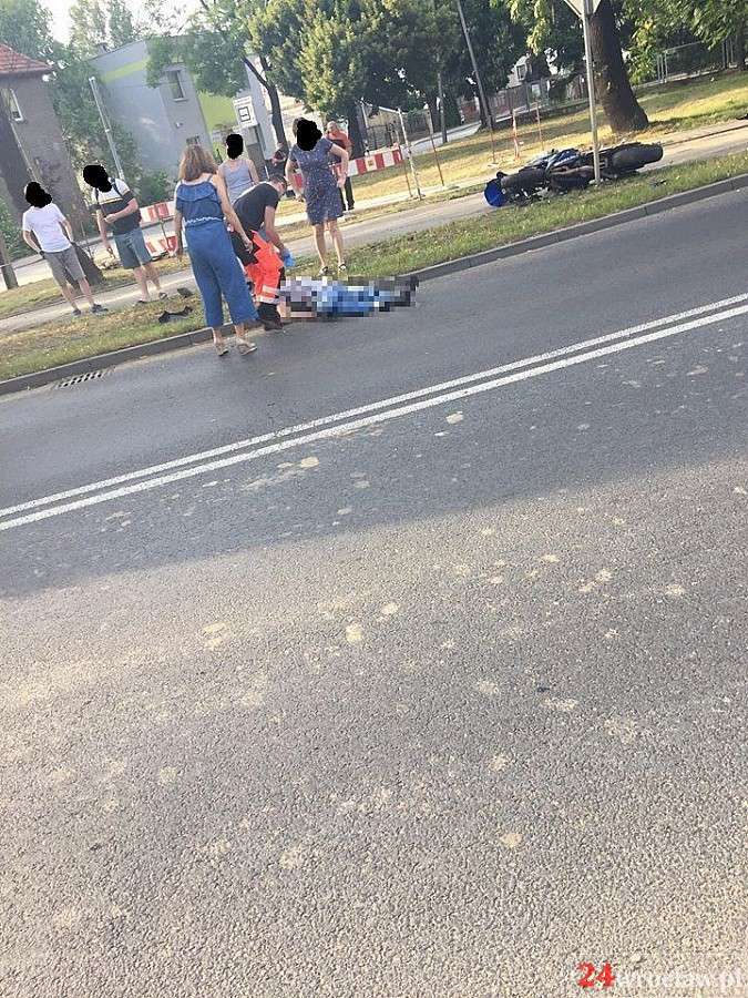 Wypadek na skrzyżowaniu Kosmonautów i Jeleniogórskiej. Motocyklista w ciężkim stanie