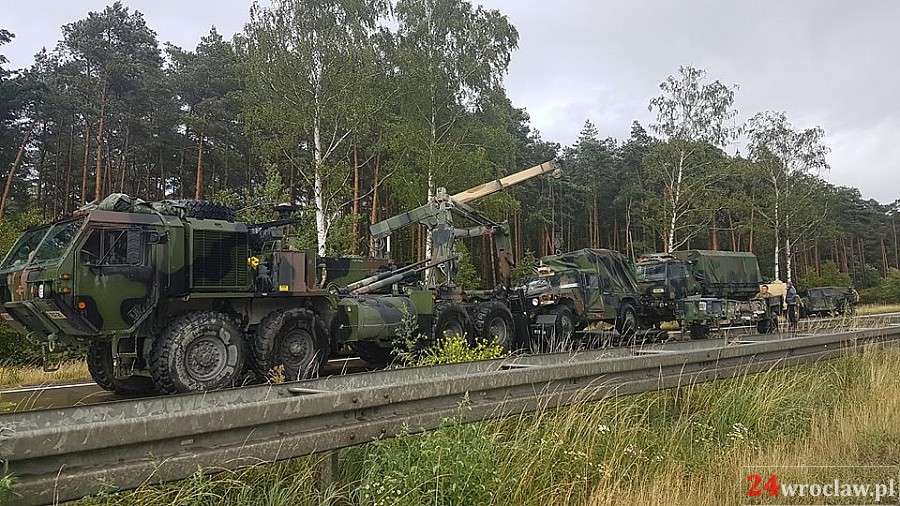 Kłopoty amerykańskiej kolumny wojskowej na autostradzie A4