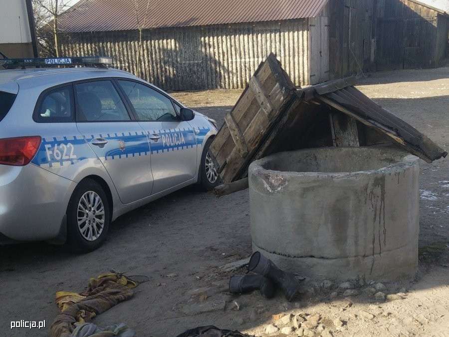 Mężczyzna wpadł do studni. Ratowali go strażacy