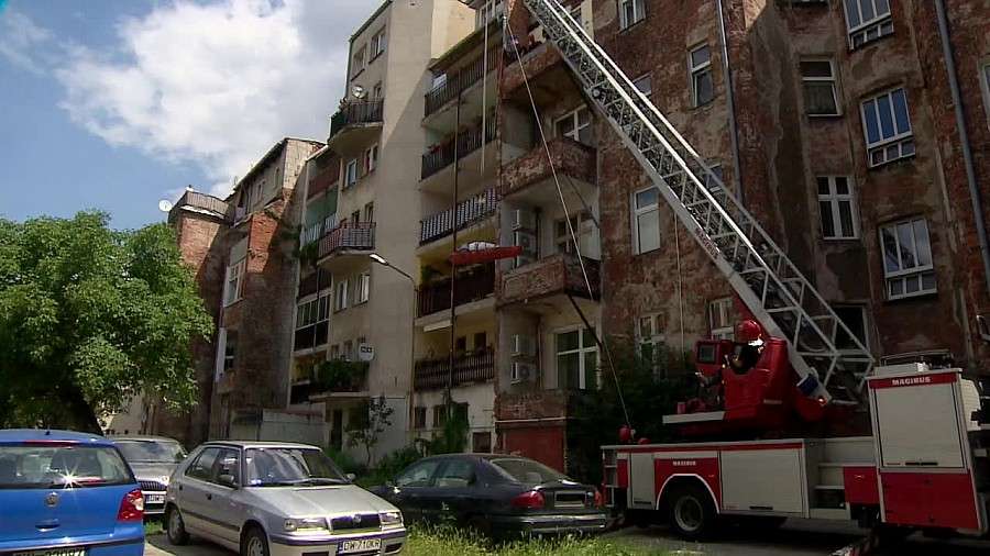 Ratownicy medyczni nie mogli wynieść otyłej kobiety z mieszkania.