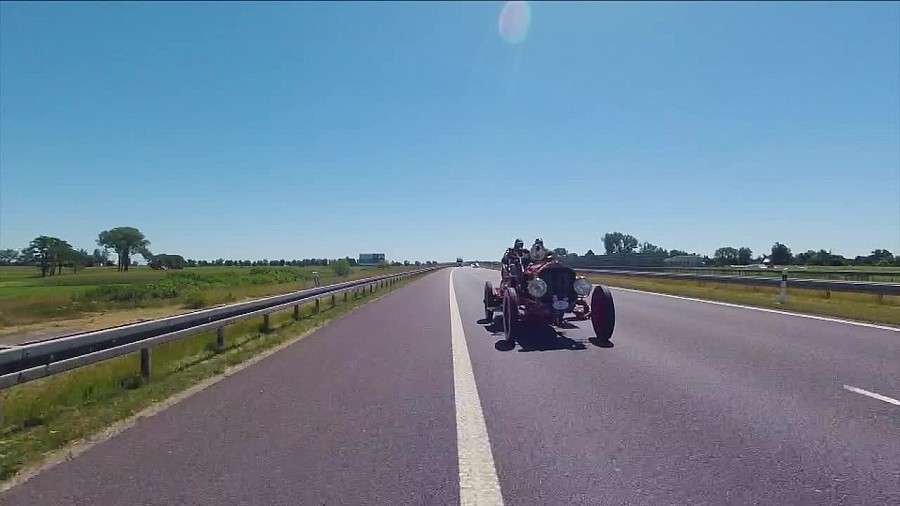 Niesamowity widok na polskich drogach. 99-letni American LaFrance na autostradach A4 i A2