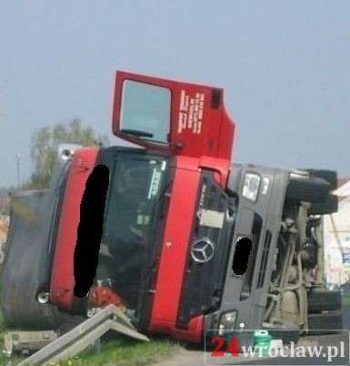 Na Żmigrodzkiej przewróciła się ciężarówka