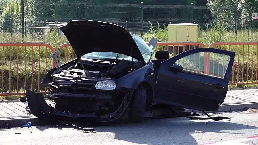 Samochód osobowy zderzył się z ciężarówką pod Nową Rudą. Trzy osoby nie żyją