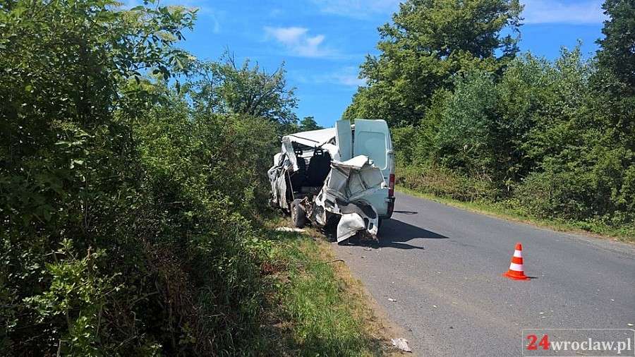 Bus rozerwany po zderzeniu z autem ciężarowym