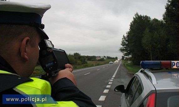 W terenie zabudowanym gnał z prędkością 122 km/h- stracił prawo jazdy