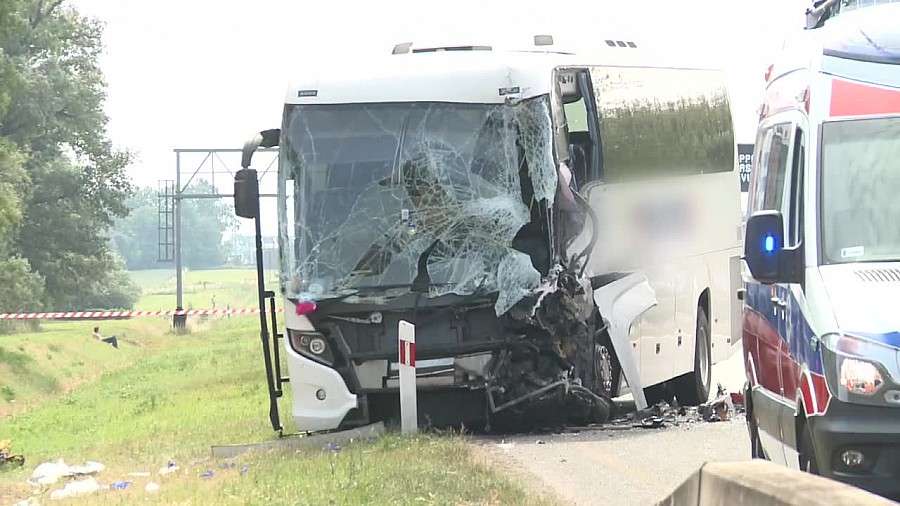Zderzenie autobusu z ciężarówką na A4